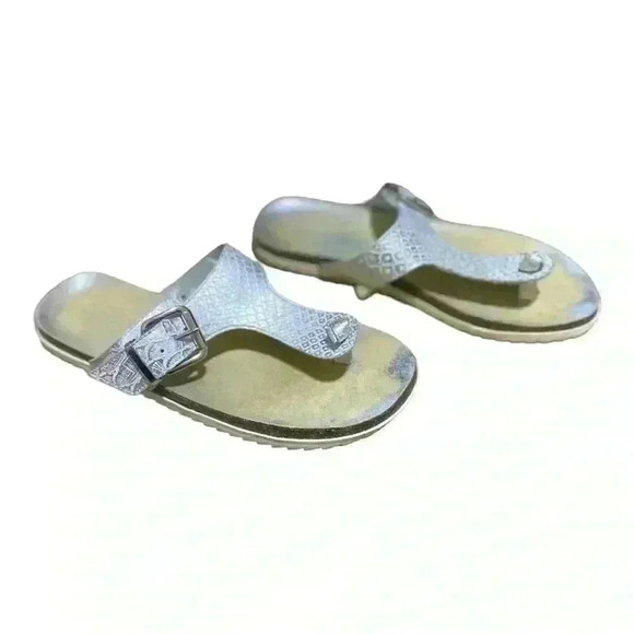 Women’s Kenneth Cole Reaction Silver Snakeskin Thong Sandal - Picture 1 of 4